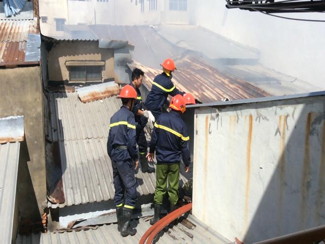 Lực lượng chức năng dập lửa.