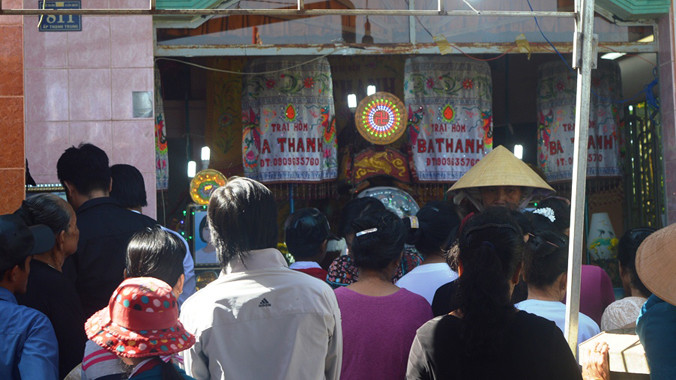 Gia đình tổ chức tang lễ cho các nạn nhân.