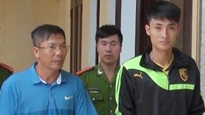 Hai đối tượng Lê Anh Ngọc và Mai Đăng Sơn tại cơ quan điều tra. Ảnh: CATH.
