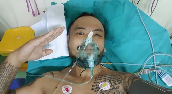 Ca sĩ Trần Lập lạc quan trên giường bệnh.