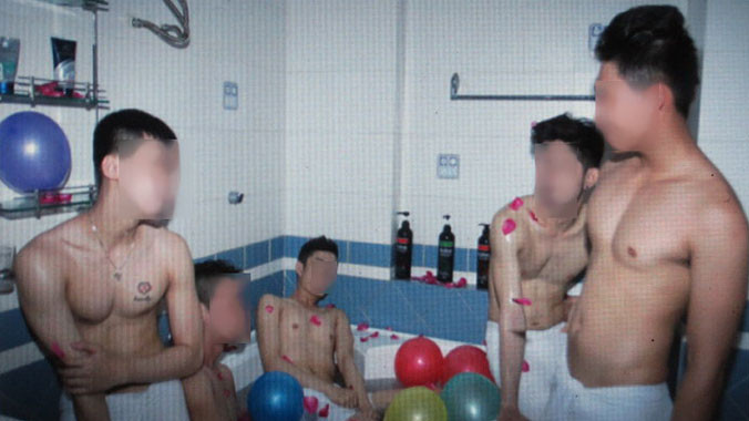 Các nam tiếp viên được lên hình ảnh để khách đến xem và lựa chọn để phục vụ. Ảnh CA cung cấp.