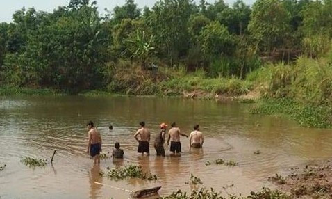 Người dân tìm kiếm các nạn nhân dưới lòng hồ. Ảnh B.N/NLĐ