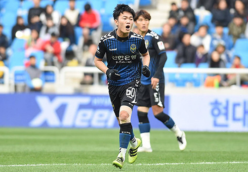 Xuân Trường được người hâm mộ bảo vệ khi bị CLB cũ quay lưng. Ảnh: Anh Tiến.