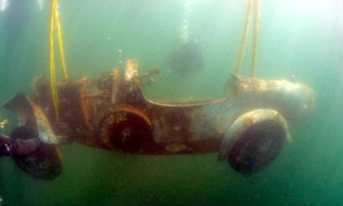 Chiếc Bugatti trong quá trình trục vớt. Ảnh: The Sun.