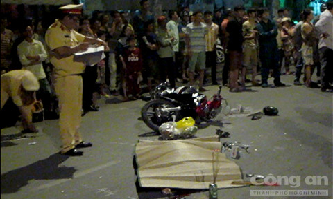 CSGT khám nghiệm hiện trường.