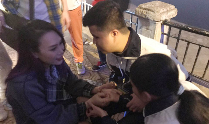 Mỹ Tâm trò chuyện, động viên các em bị khiếm thị, dùng tiếng hát để gây quỹ từ thiện. Ảnh: Facebook.