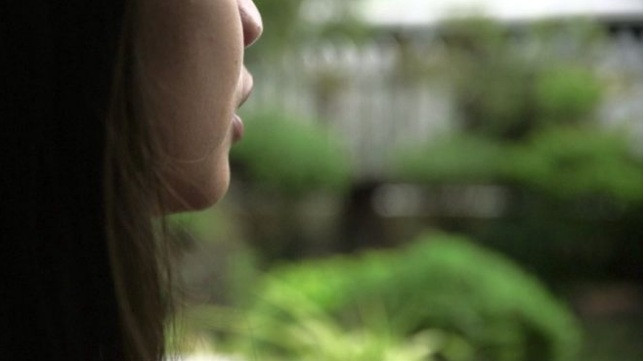 Jhona kể cô và bạn khi còn nhỏ đã bị chính mẹ của bạn chụp ảnh nhạy cảm để bán. (Ảnh: BBC) 