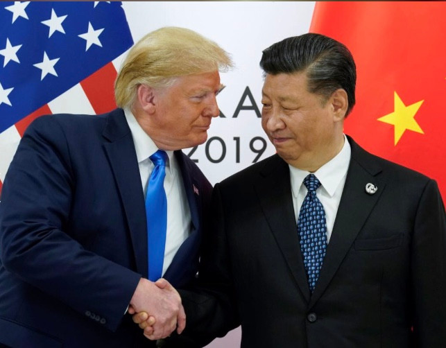 Tổng thống Mỹ Donald Trump và Chủ tịch Trung Quốc Tập Cận Bình tại cuộc gặp bên lề thượng đỉnh G20 ở Osaka. (Ảnh: Reuters)