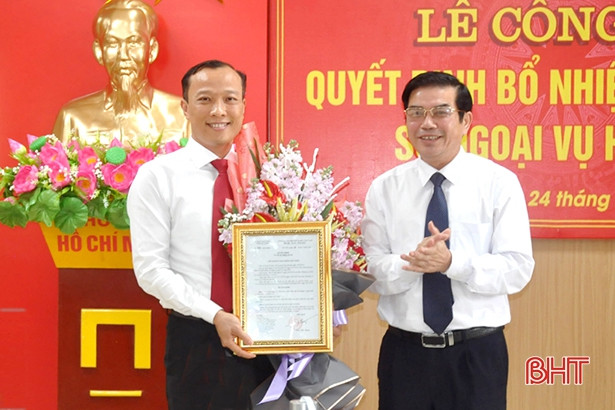 Ông Thái Phúc Sơn (trái) nhận quyết định bổ nhiệm hôm 24/3 (Ảnh: Báo Hà Tĩnh)