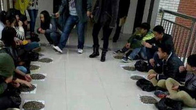 Các sinh viên cắn hạt hướng dương ở ngoài hành lang. Nguồn: CCTV.