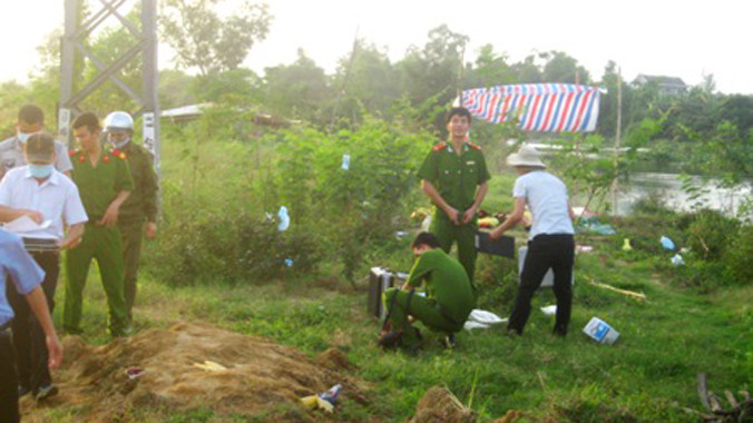 Cơ quan công an tiến hành khám nghiệm tử thi để điều tra nguyên nhân.
