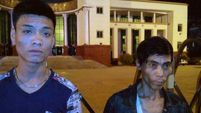 Hai đối tượng Lập và Thắng ngồi ghế sau ô tô.