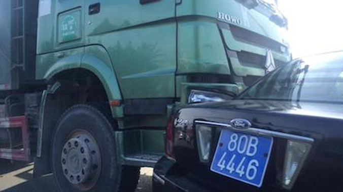 Đầu xe hổ vồ đâm vào chính cửa xe bên lái của xe biển xanh.