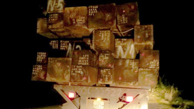 Khoảng 19h tối 29/11, người dân báo tin cho Tổng cục Đường bộ (Bộ Giao thông Vận tải) về đoàn ôtô tải 6 chiếc của một doanh nghiệp vận tải trên địa bàn Hải Phòng chở gỗ quá trọng tải phóng ào ào trên đường Nguyễn Bỉnh Khiêm, hướng từ khu vực cảng biển Hải