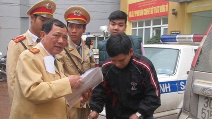 Nam thanh niên giả danh nhà báo tại Đội CSGT số 7.