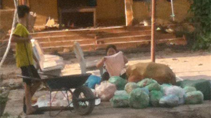 Những bao tải đựng bì lợn, mỡ lợn thối được chuyển về các cơ sở nấu mỡ.