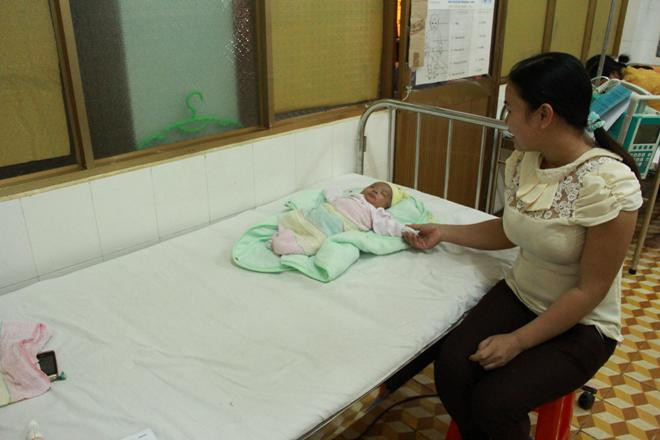 Cháu bé được mẹ chăm sóc tại bệnh viện