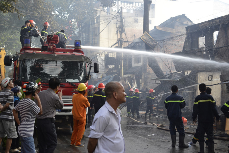 Các chiến sỹ chữa cháy nỗ lực dập tắt đám cháy