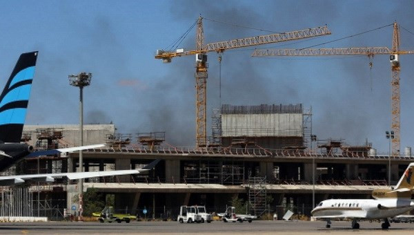 Khói bốc lên từ bồn chứa nhiên liệu bị cháy. (Nguồn: Itar-Tass)