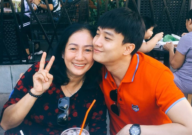 Quốc Trường và mẹ.