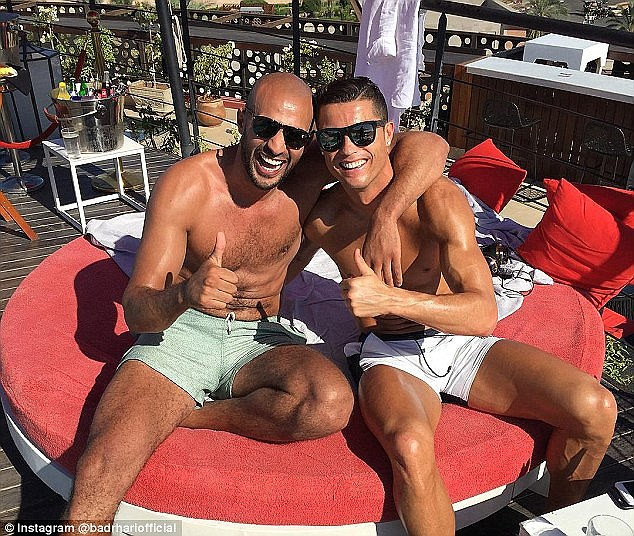 Badr Hari (trái) thân thiết với Ronaldo.