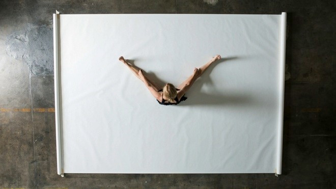 Heather Hansen đến từ New Ỏleans (Mỹ). Cô thực hiện một dự án mang tên "Emptied Gestures". Dự án bao gồm các tác phẩm do cô dùng chính cơ thể của mình vẽ lên. Trong ảnh Heather đang ngồi trên khổ giấy trắng lớn chuẩn bị tạo ra một bức tranh theo phong các