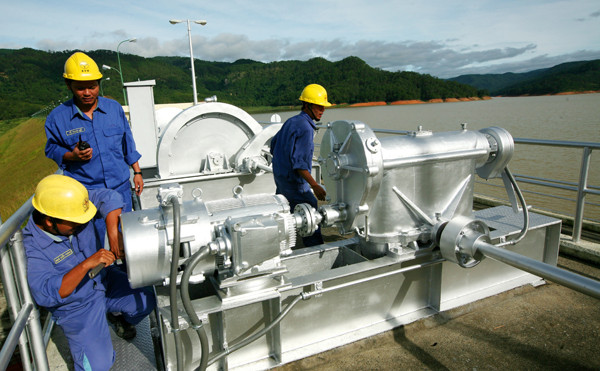 Người Đa Nhim luôn làm chủ các thiết bị máy móc góp phần phát triển ngành điện. Ảnh: Ngọc Hà