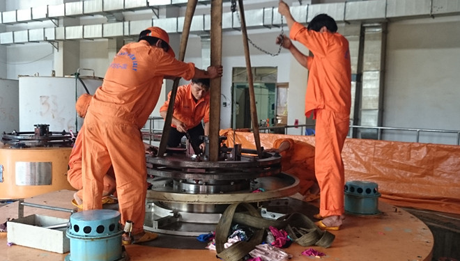 Công nhân Công ty TĐ Ialy xử lý sự cố Thủy điện An Khê