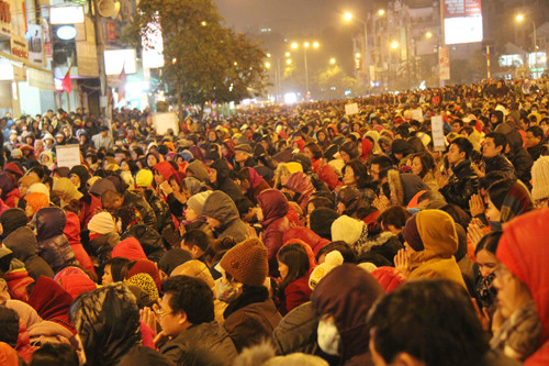 Biển người cầu an ở chùa Phúc Khánh