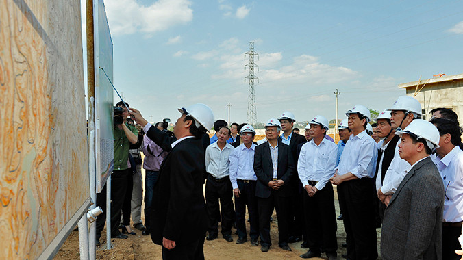 Thủ tướng Chính phủ Nguyễn Tấn Dũng kiểm tra thực tế dự án alumin Nhân Cơ. Ảnh: Trọng Đạt.