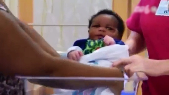 Bà mẹ sinh thường con nặng 6,3 kg