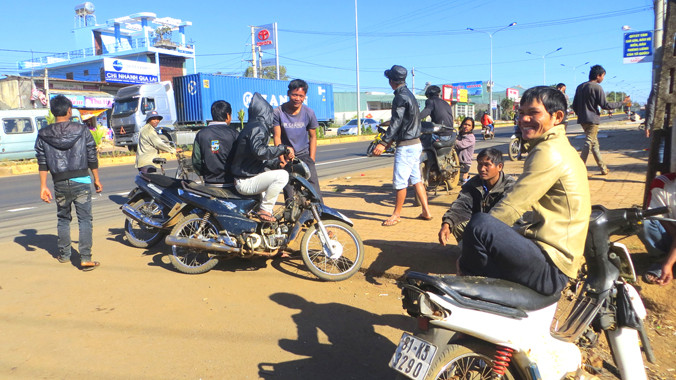 “Chợ người” trên đường Trường Chinh.