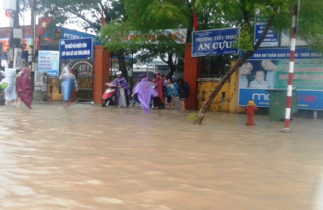 Mưa lớn, nhiều đường phố tại Huế ngập nặng