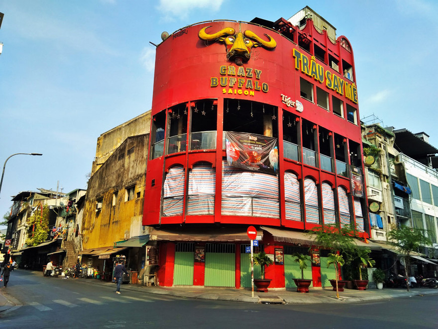 'Phố Tây' Bùi Viện cửa đóng then cài