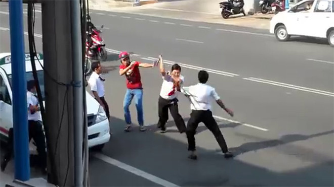 Tài xế taxi Vinasun rượt đánh nhau náo loạn phố