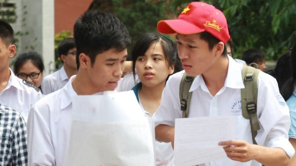 Ra khỏi phòng thi, thí sinh hăng say trao đổi về đề thi. (Ảnh: Lê Minh Sơn/Vietnam+)