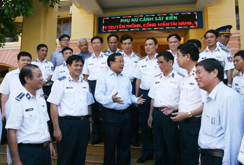 Bí thư Thành ủy Hà Nội Phạm Quang Nghị trò chuyện cùng cán bộ, chiến sĩ cảnh sát biển.Ảnh:tuoitrethudo.vn