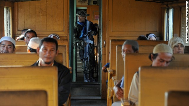 Lính Thái Lan canh gác khi tàu đi tới gần biên giới Sungai Kolok