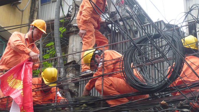 Điện lực quận Đống Đa đang áp dụng triển khai hóa đơn điện tử cho khách hàng. Ảnh: Phong Cầm