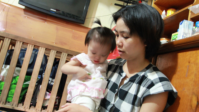 Chị Phương, vợ đại úy Tâm cùng cháu nhỏ tại nhà trọ. ảnh: Minh Đức