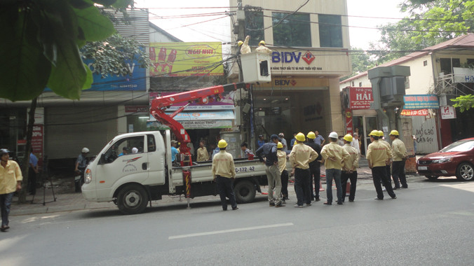 Cty TNHH Một thành viên Chiếu sáng và Thiết bị đô thị Hà Nội dọn “rác trời” tại phố Ngô Thị Nhậm chiều 8/7. ảnh: KN