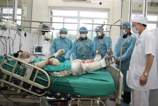 Một chiến sỹ bị thương đang điều trị tại bệnh viện. Ảnh Báo điện tử Quốc phòng