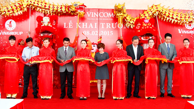 Nghi thức cắt băng lễ khai trương.