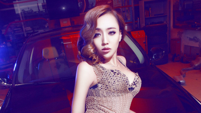 Người đẹp tạo dáng tự tin bên chiếc BMW 3 Series.