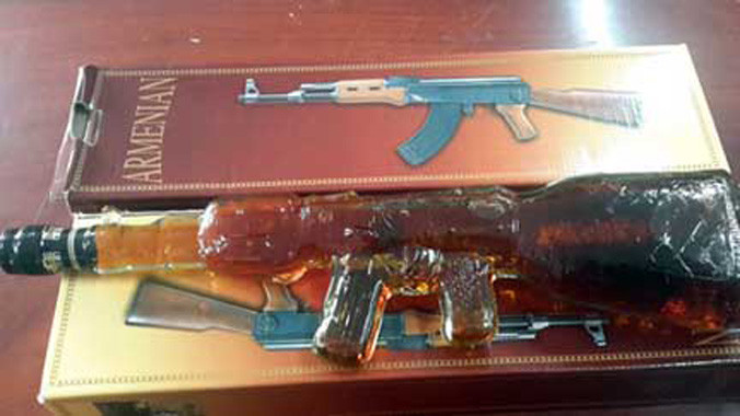 Một chai rượu có hình cây súng AK.