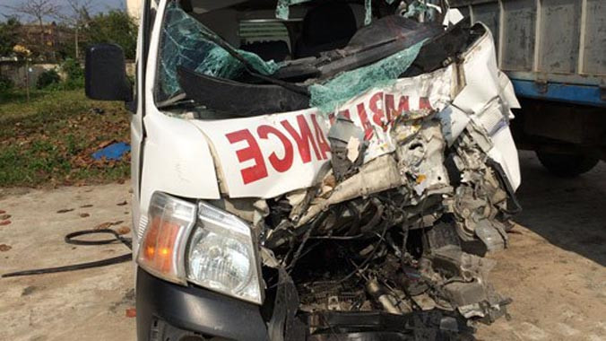 Phần đầu xe cứu thương bị biến dạng hoàn toàn