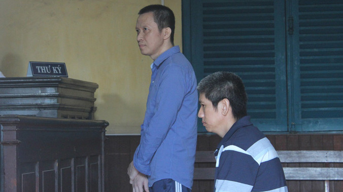 Châu (đứng) tại phiên toà.