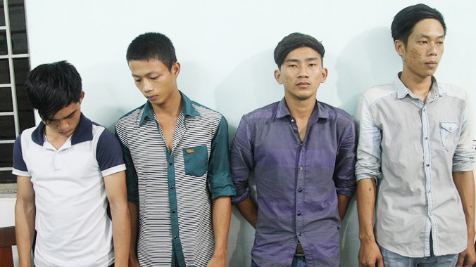 Bốn đối tượng bị bắt tại công an. Ảnh: Đông Sơn.