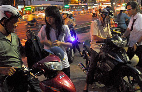 Học sinh bắt đầu vào ca học thêm tại Trường THPT Tenlơman, quận 1, TPHCM. Ảnh chụp tối 25/11: Pháp luật TPHCM.