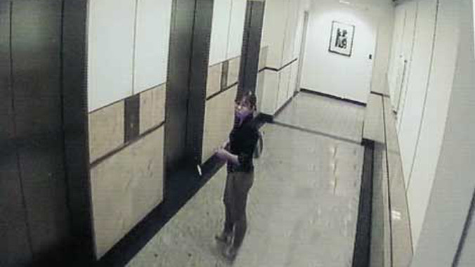 Hình ảnh Kim giả danh khách mời vào dự hội thảo và dùng thẻ tín dụng trộm.